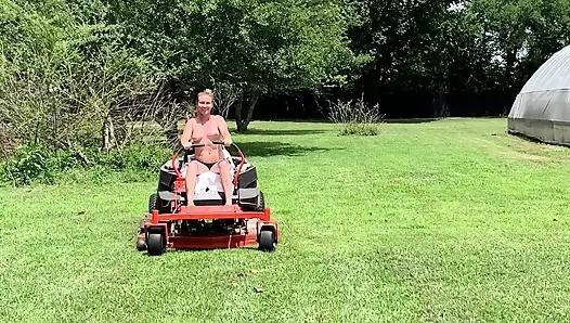 Скачки на газонокосилке на улице