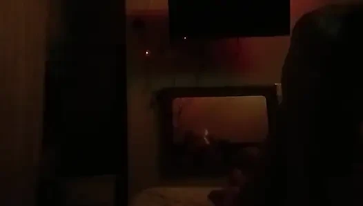 В видео от первого лица, выполненное через настенное зеркало отражение мексиканской пары, занимаемойся горячим потным сексом Urfreaknastycouple