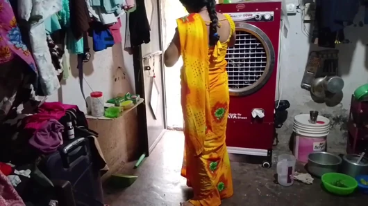 Kakak ipar di dapur, saudara ipar mengambil air tanah saudara ipar, menunjukkan payudara besar dengan tangannya audio Hindi.
