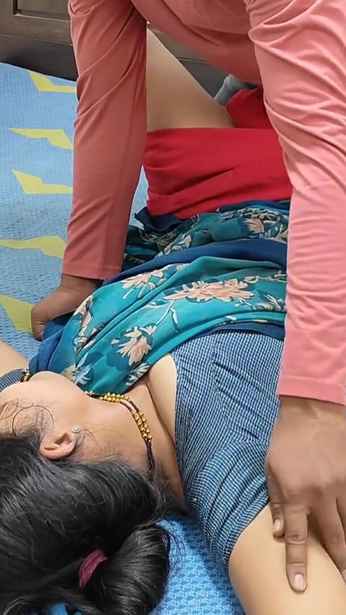 Komal pleurait dans le champ des gens sans reconnaissance, puis l'a amené à la maison et baisé | Clip 1