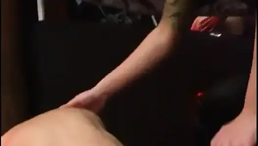 Rotes Netz-schätzchen Dominiert Gefesselten Schwanz in Wildem BDSM-dreier