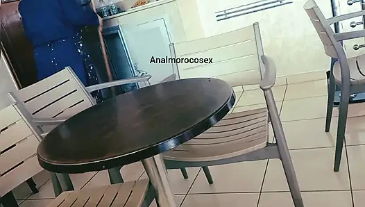 Seorang petugas kebersihan kafe jatuh cinta sama pelanggan... Ending Mengubah Segalanya