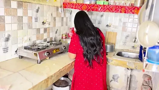 Güzel anne mutfakta yemek pişirirken beni baştan çıkardı - ateşli seks