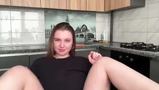 Jucielussie masturbasi pagi-pagi di dapur