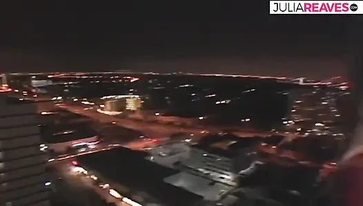 Возбужденная крошка жестко сосет член и трахается