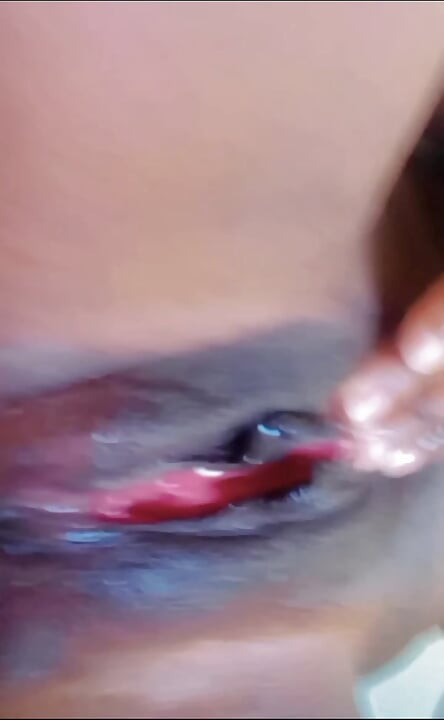 Kanvas bermusim mengongkek dirinya, semua perkara bermula semasa dia mandi