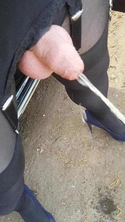 Pissing crossdressing tart
