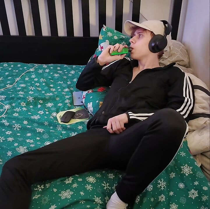 Young twingo jerking off and playing his ass