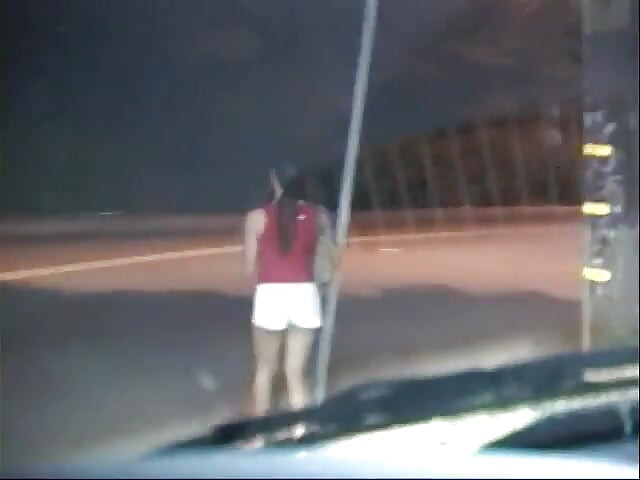 Preto cara pega prostituta asiática, fode ela e goza nos peitos dela