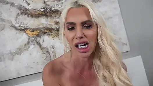 Büyük memeli orta yaşlı seksi kadın Tori Cummings İngiliz adam Keiran Lee tarafından sikiliyor ve yüzüne boşalıyor