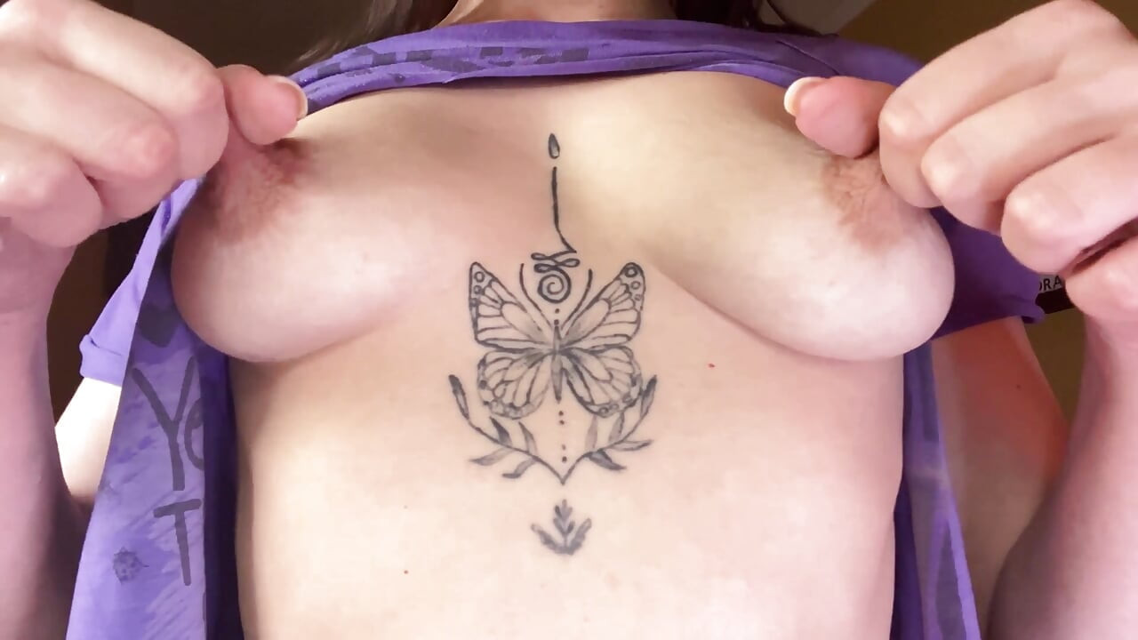 熟女的乳头顶穿了T恤，她忍不住撕开衣服玩弄它们