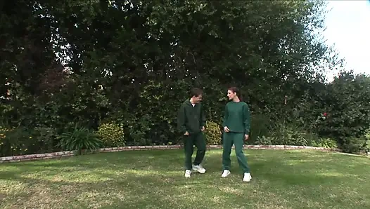 Schönheit mit kleinen titten reitet den schwanz von typen im freien