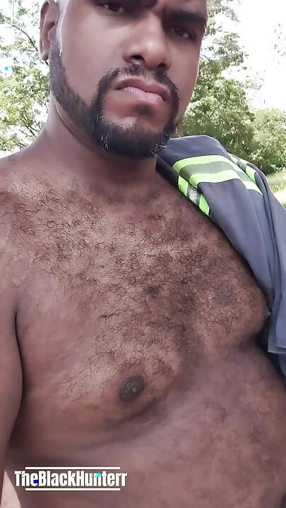 仕事から帰ってきてトイレに行き、結局道端で服を全部脱いでしまいました