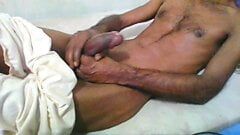 Srilankan masturbacja chłopca z seksowną bielizną