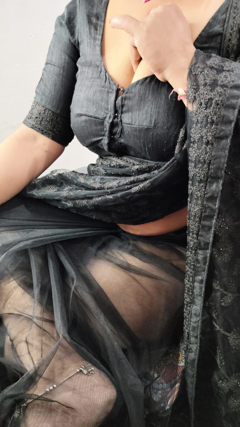 Bhabhi black Saare hot looking