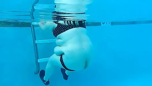 Schau Zu, Wie BBW-krankenschwester Vicki Mit Unterwasserkamera Im Pool Trainiert, Sehen Sie Mein