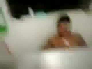 Mulher filma namorado no banho