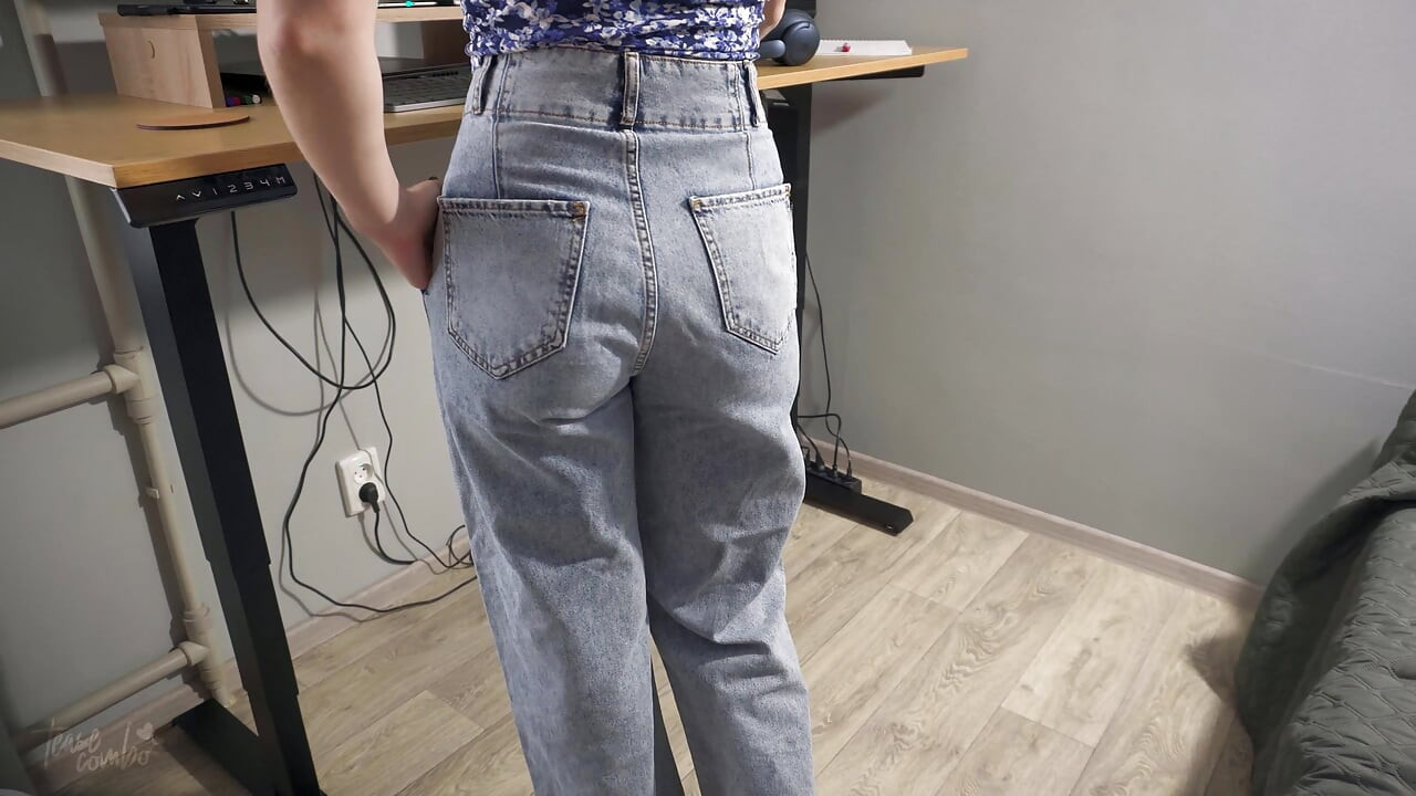 Milf γραμματέας με ψηλόμεσο τζιν πειράζει τον ωραίο πισινό της