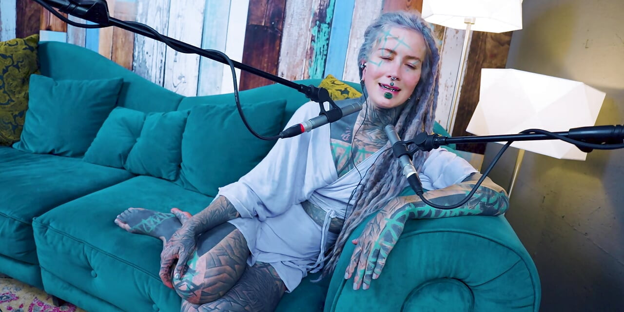 Aku berbicara tentang U - uncomfortable - ASMR podcast SFW berbicara tentang gadis gothic bertato rambut gimbal