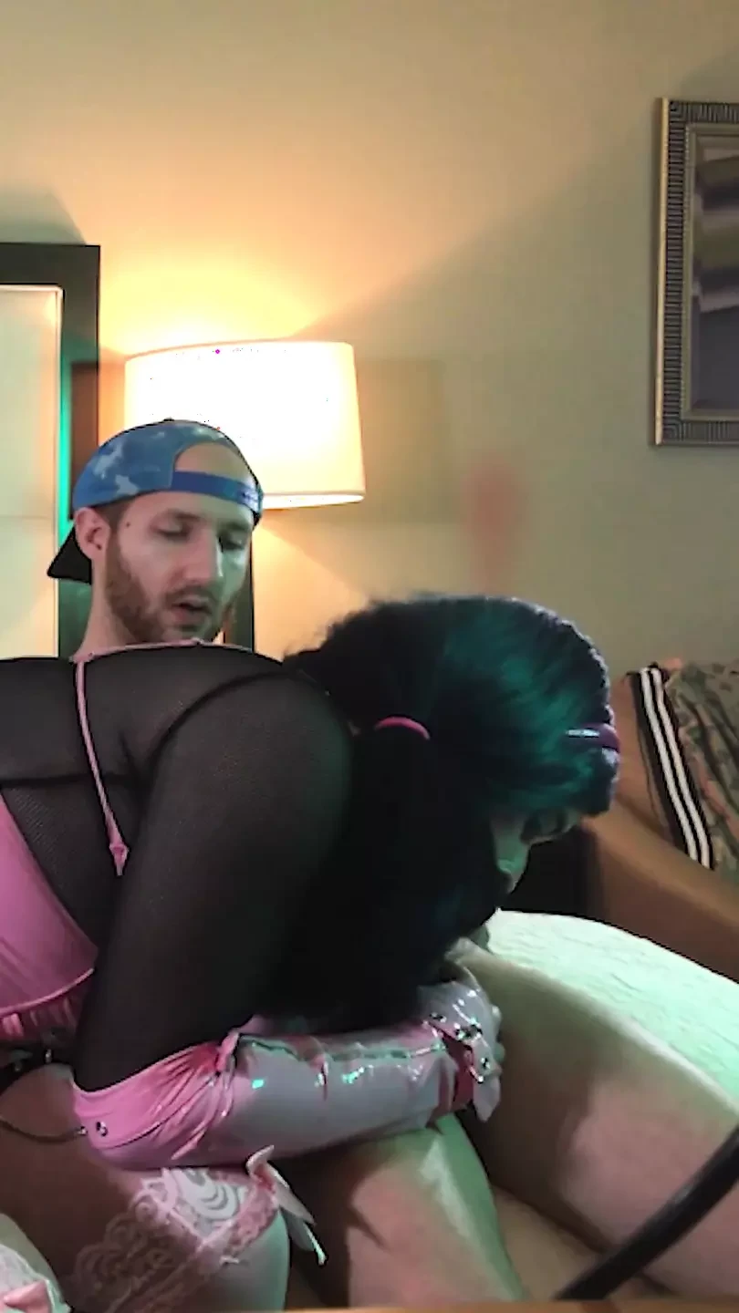 La sexy TS Kelsey maîtrise la gorge profonde des grosses bites - compilation 7