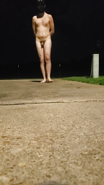 Micropenis człowiek gapi się w tyłek, aby zobaczyć sąsiadów
