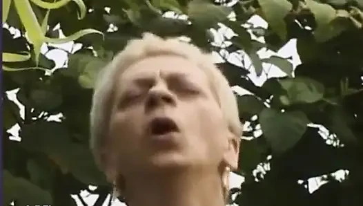 Aku menyetubuhi ibu tiriku