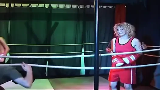 Tropfende rosenknopf-gangbang von blondem reifem schätzchen im Wrestling-ring
