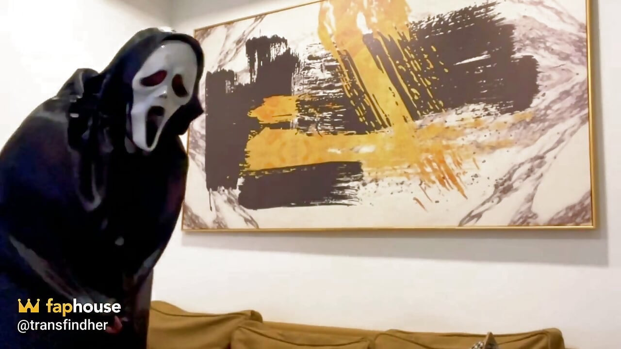 Maria sky - dientot sama hantu saat malam halloween dan ditinggalkan sendirian