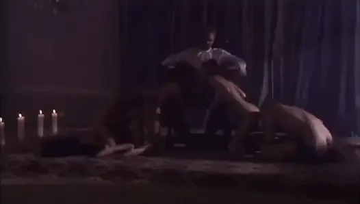 Drei schwänze, zwei küken beim hardcore-ficken auf dem boden