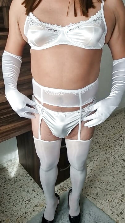 結婚初夜の白いランジェリー シシー、彼を喜ばせる準備ができてる