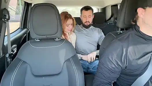 Çifti Uber'imle yakaladım ve arka koltukta kalmaları için bıraktım