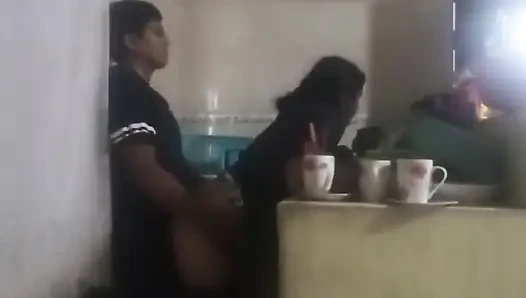 Zimmermädchen in der küche gefickt (meine frau hat uns fast herausgefunden)