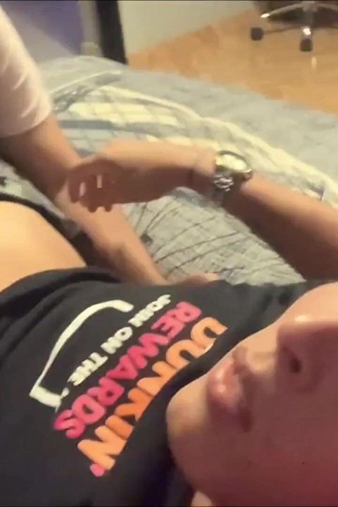 Str8 latino com tesão gosta de um pouco de cabeça enquanto está deitado em sua cama