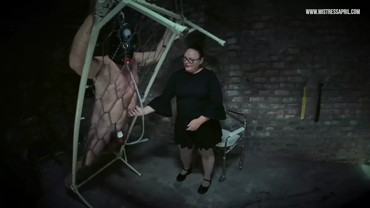 Dominatrix Mistress Aprils cruel bed for slave tournament