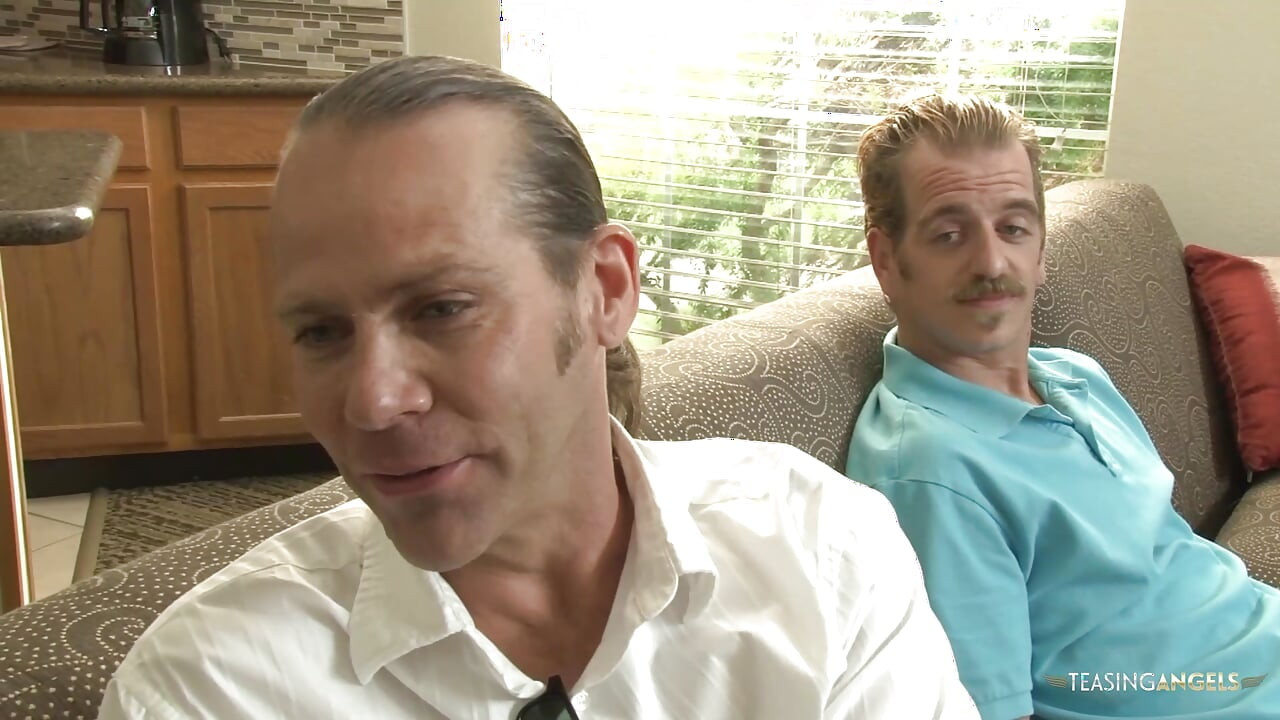 Alice Frost được bắn tinh lên mặt sau khi chơi tay ba với hai chàng trai