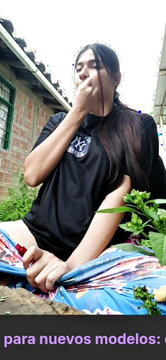 性感的女孩为粉丝流和抚摸自己