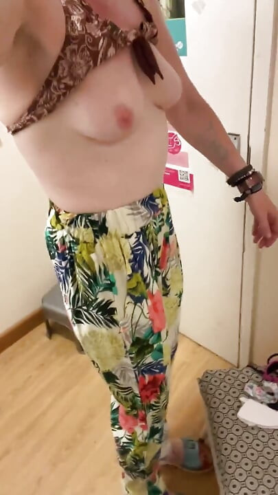 Picioare Lungi, Pantaloni Scurți Scurți, Țâțe Perfecte.