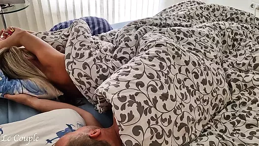 Amateurfrau war noch nicht aufgewacht, als sie einen harten Schwanz in ihrer morgendlichen nassen Muschi spürte