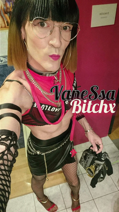 Come on, Salope. Suck the Dick of the Photographer of the Escualita at Folie's Pigalle Tom2hot Vanessabitchx Paris