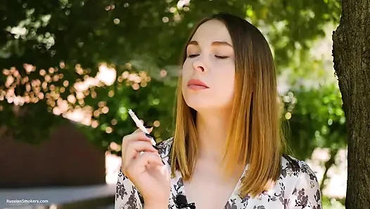 Evgeniya güçlü 120 mm sigara içiyor