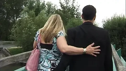 Olgun sarışın orta yaşlı seksi kadın vahşi çamaşır odasında sikiliyor