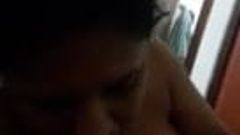 Sri lankas moster suger en kuk med bröst knull