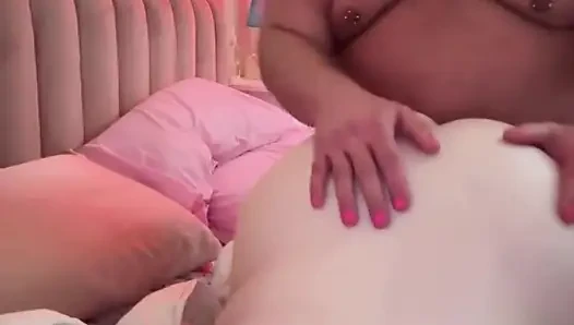 Si beruang gemuk ngasih pijatan sama piggy rose di livestream