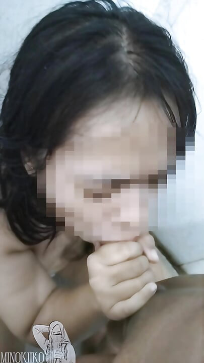 Colegial chupa o pau do professor no banheiro atrás da escola para uma melhor série - Minokiiko