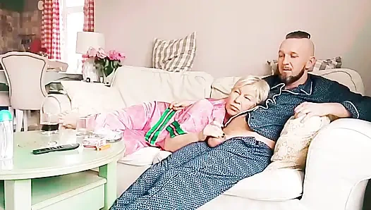 Tabu seks, üvey anne film izliyor, ben de ağzını açıyorum