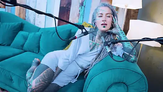 Aku berbicara tentang R - Relief - ASMR podcast SFW berbicara dengan gadis kurus gothic model tato gimbal