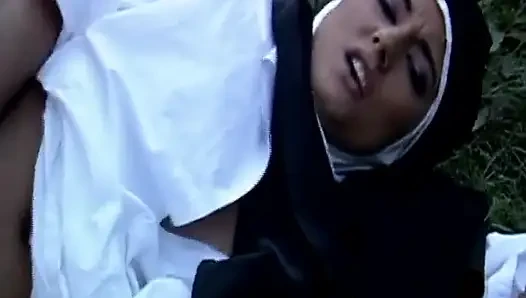 Adegan seks anal tante seksi jerman rambut cokelat dientot habis-habisan