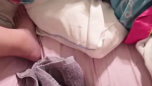 Kocası eve gelmeden önce dildo eğlencesi.