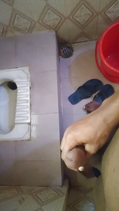 Desi amture boy pees and jark shaved dick alone