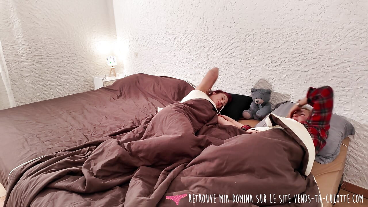 Vends-ta-culotte - The most exciting French amateur lesbian video you have ever seen